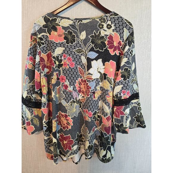 Floral V-Neck Tunic Top With Bell Sleeves & Lace Accents Size 2X New - Picture 3 of 15